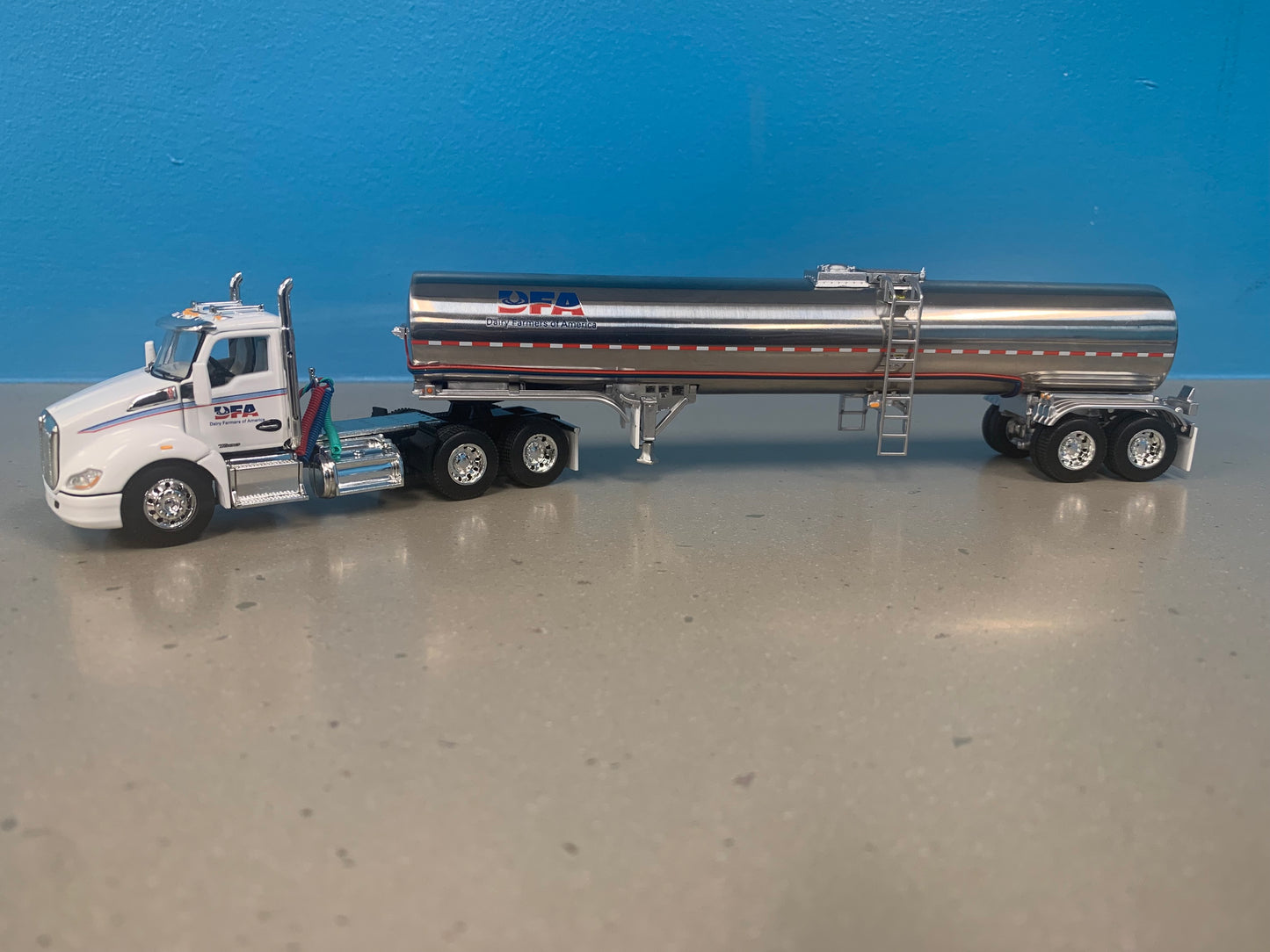 DFA Milk Tanker Truck Model Dairy Farmers Of America Inc dfa-milk-tanker-truck-model-dairy-farmers-of-america-inc